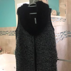 Knit vest with detachable faux fur collar